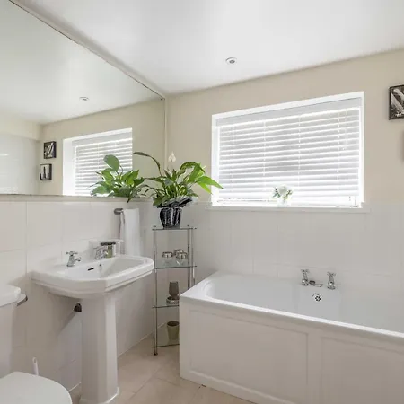 Charming Windsor Retreat, Cozy 1Bed, 1Bath Apartment Exterior photo